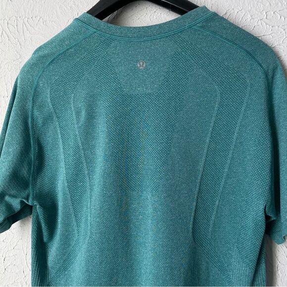 Lululemon Metal Vent Tech short Sleeve Size Medium - Picture 4 of 7